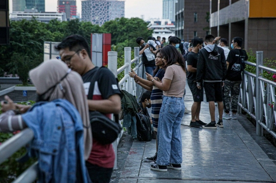 Menikmati Hari Terakhir PPKM Jawa-Bali di JPO Tanpa Atap Sudirman