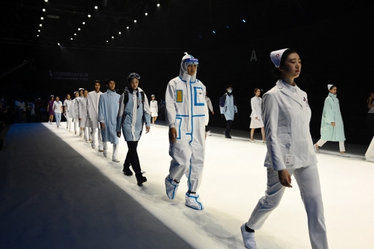 APD dan Seragam Nakes Meriahkan China Fashion Week