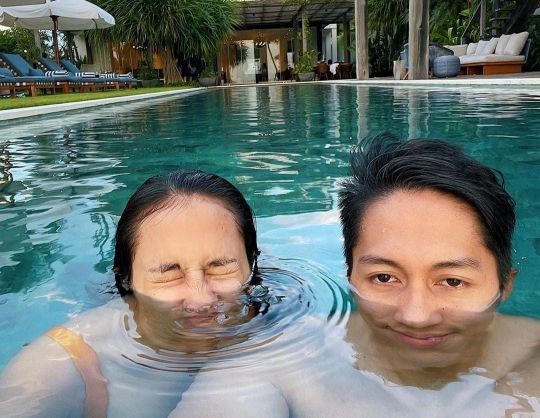 Potret Pevita Pearce Berenang Bareng Sang Pacar, Posenya So Sweet Abis