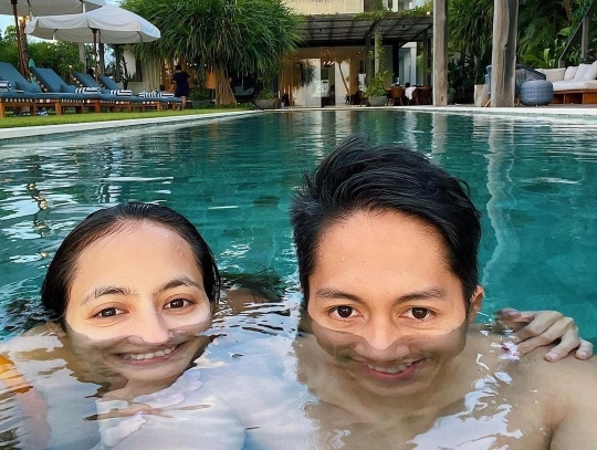 Potret Pevita Pearce Berenang Bareng Sang Pacar, Posenya So Sweet Abis