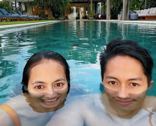 Potret Pevita Pearce Berenang Bareng Sang Pacar, Posenya So Sweet Abis