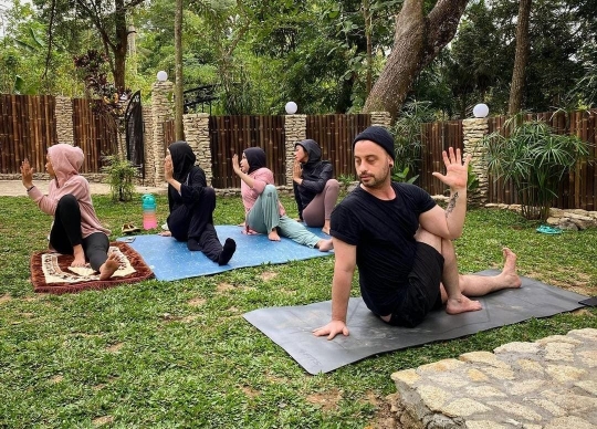 5 Momen Seru Zaskia Adya Mecca Bareng Dave Moffatt, Nyanyi, Jalan-jalan Sampai Yoga