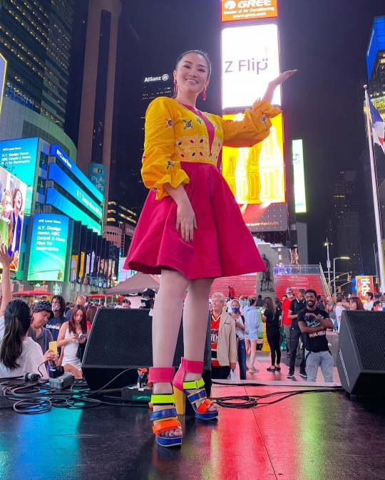 7 Potret Pedangdut Fitri Karlina Menggoyang Times Square New York, Bule Ikutan Joget