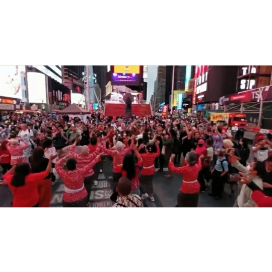 7 Potret Pedangdut Fitri Karlina Menggoyang Times Square New York, Bule Ikutan Joget