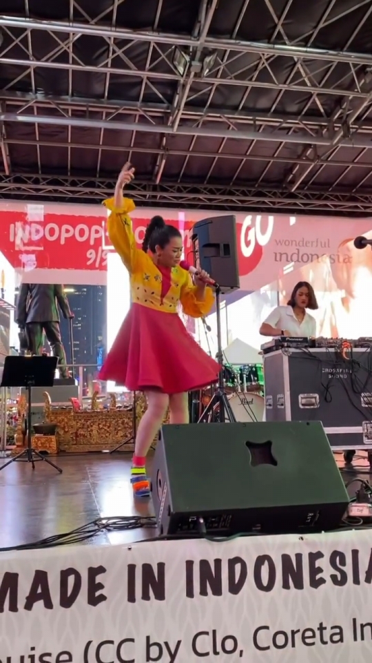 7 Potret Pedangdut Fitri Karlina Menggoyang Times Square New York, Bule Ikutan Joget