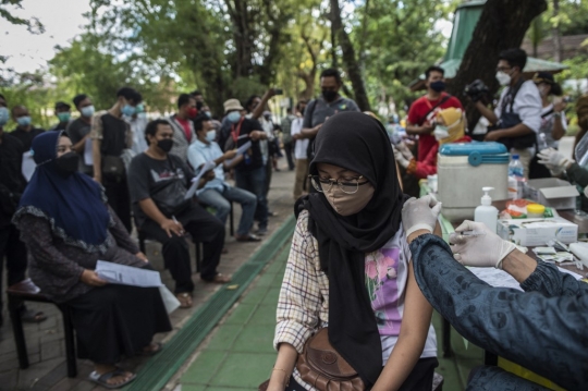 Melihat Vaksinasi Covid-19 di Kebun Binatang Surabaya