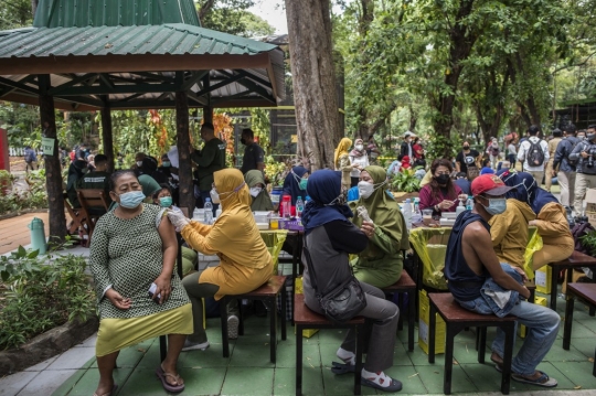 Melihat Vaksinasi Covid-19 di Kebun Binatang Surabaya