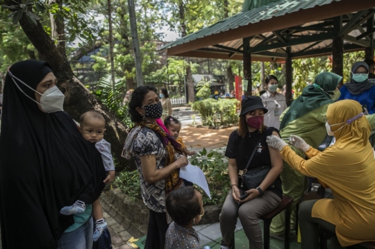 Melihat Vaksinasi Covid-19 di Kebun Binatang Surabaya