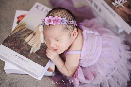 Deretan Foto Lucu Anak Pertama Nella Kharisma saat Pemotretan Newborn, Bikin Gemas!