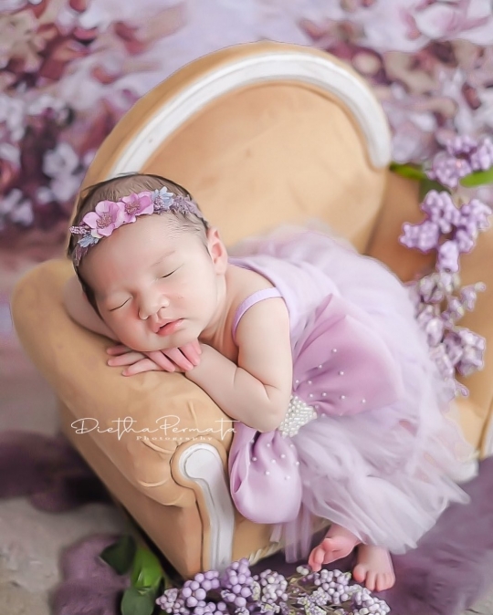 Deretan Foto Lucu Anak Pertama Nella Kharisma saat Pemotretan Newborn, Bikin Gemas!