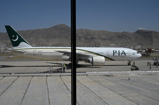 PIA, Maskapai Asing Komersial Pertama yang Mendarat di Bandara Kabul