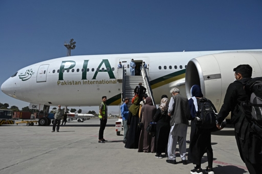 PIA, Maskapai Asing Komersial Pertama yang Mendarat di Bandara Kabul