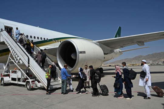 PIA, Maskapai Asing Komersial Pertama yang Mendarat di Bandara Kabul