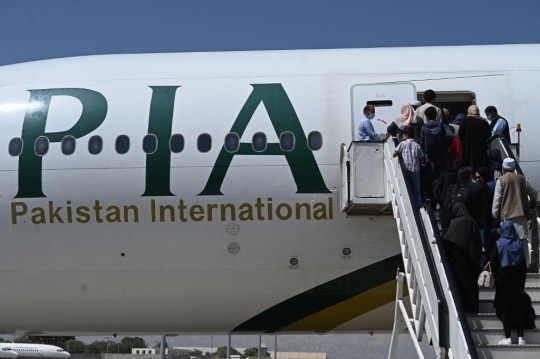 PIA, Maskapai Asing Komersial Pertama yang Mendarat di Bandara Kabul