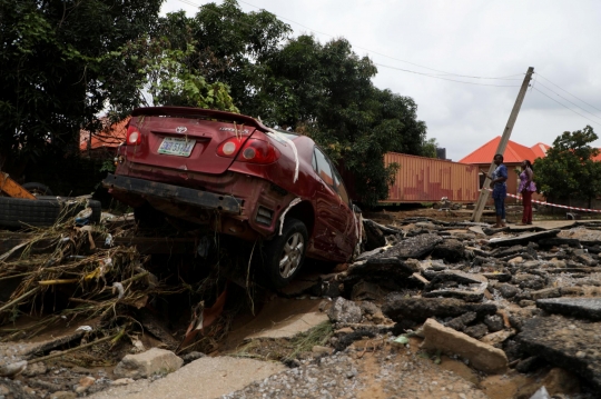 Banjir Bandang Sapu Mobil Hingga Rumah di Nigeria