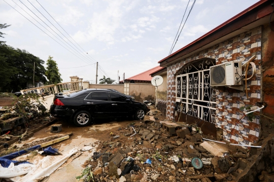 Banjir Bandang Sapu Mobil Hingga Rumah di Nigeria