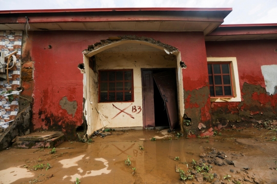 Banjir Bandang Sapu Mobil Hingga Rumah di Nigeria