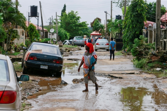 Banjir Bandang Sapu Mobil Hingga Rumah di Nigeria