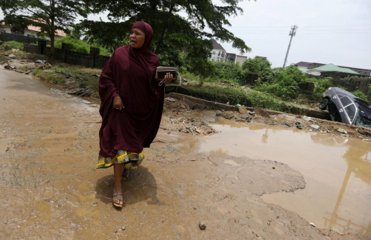 Banjir Bandang Sapu Mobil Hingga Rumah di Nigeria