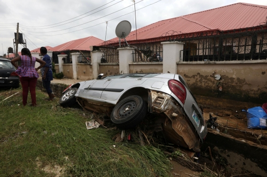 Banjir Bandang Sapu Mobil Hingga Rumah di Nigeria