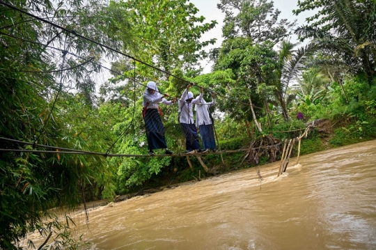 Perjuangan Anak Sekolah Lewati Jembatan Rusak di Sulawesi Selatan