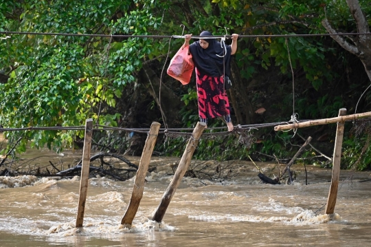 Perjuangan Anak Sekolah Lewati Jembatan Rusak di Sulawesi Selatan