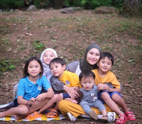 Berusia 34 Tahun & Punya 5 Anak, Ini Potret Zaskia Adya Mecca yang Tetap Kece Bak ABG