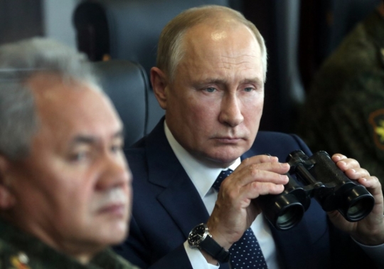 Ekspresi Presiden Putin Saat Pantau Latihan Gabungan Zapad-2021