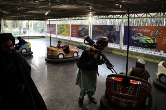 Asyiknya Tentara Taliban Main Bombom Car di Taman Hiburan Afghanistan