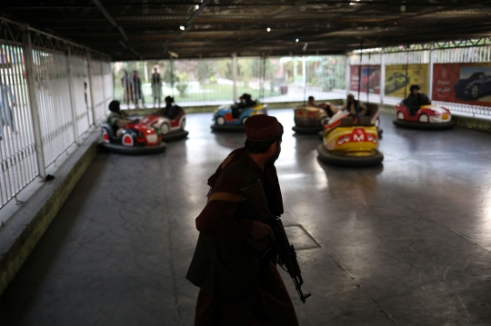 Asyiknya Tentara Taliban Main Bombom Car di Taman Hiburan Afghanistan