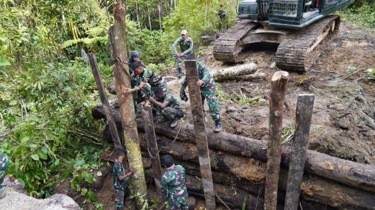 TNI-Polri Bahu-Membahu Perbaiki Jembatan yang Dirusak KNPB di Papua