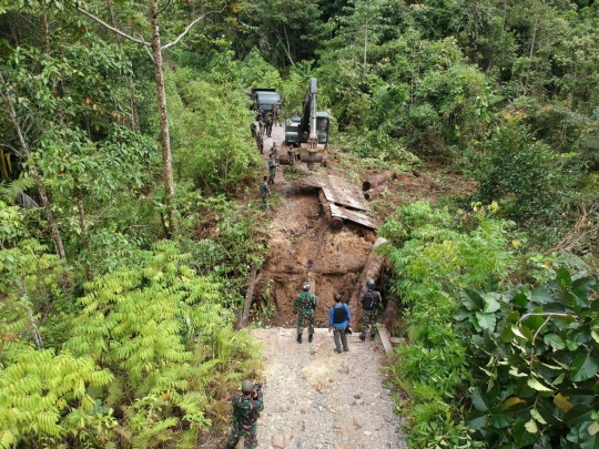 TNI-Polri Bahu-Membahu Perbaiki Jembatan yang Dirusak KNPB di Papua