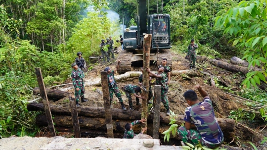 TNI-Polri Bahu-Membahu Perbaiki Jembatan yang Dirusak KNPB di Papua