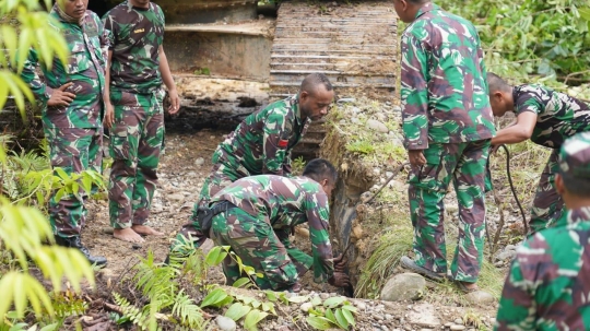 TNI-Polri Bahu-Membahu Perbaiki Jembatan yang Dirusak KNPB di Papua