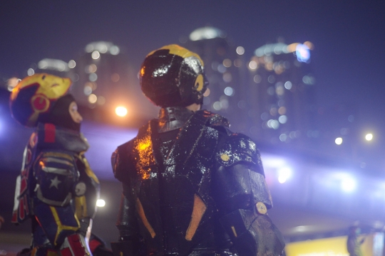 Aksi Robot Iron Man Menghibur Pengendara di Tomang