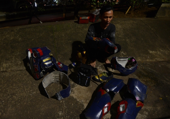 Aksi Robot Iron Man Menghibur Pengendara di Tomang
