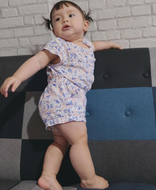 5 Potret Cantik Baby Chloe Anak Asmirandah, Makin Menggemaskan dan Banyak Gaya