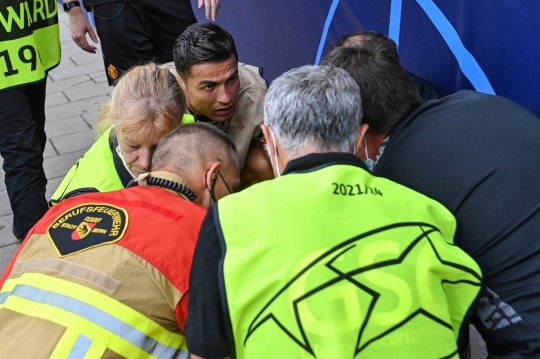 Sepakan Bola Cristiano Ronaldo Hantam Kepala Petugas Lapangan