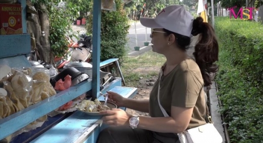 Jadi Istri Konglomerat Kaya Raya, Ini 5 Potret Mayangsari Makan di Warung Kaki Lima