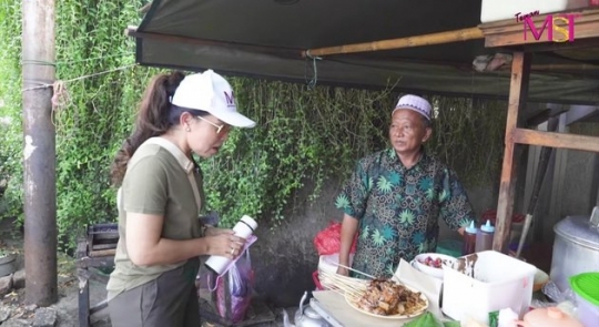 Jadi Istri Konglomerat Kaya Raya, Ini 5 Potret Mayangsari Makan di Warung Kaki Lima