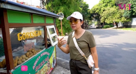 Jadi Istri Konglomerat Kaya Raya, Ini 5 Potret Mayangsari Makan di Warung Kaki Lima