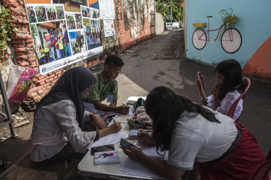 Pelajar Surabaya Ikuti Sekolah Online di Bank Sampah