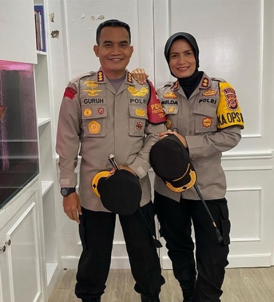 Sama Perwira Polri, Begini Potret Pasutri Kompak Pakai Baju Dinas & Tongkat Komando