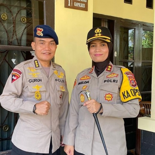Sama Perwira Polri, Begini Potret Pasutri Kompak Pakai Baju Dinas & Tongkat Komando