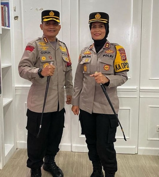 Sama Perwira Polri, Begini Potret Pasutri Kompak Pakai Baju Dinas & Tongkat Komando