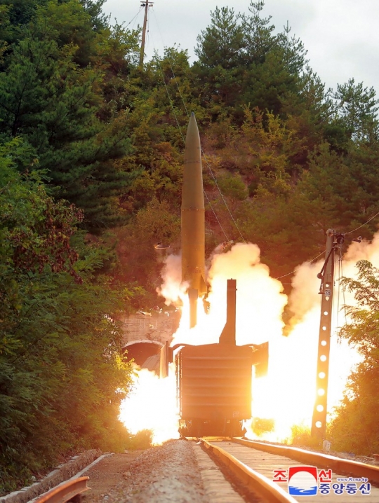 Korea Utara Luncurkan Rudal dari Kereta