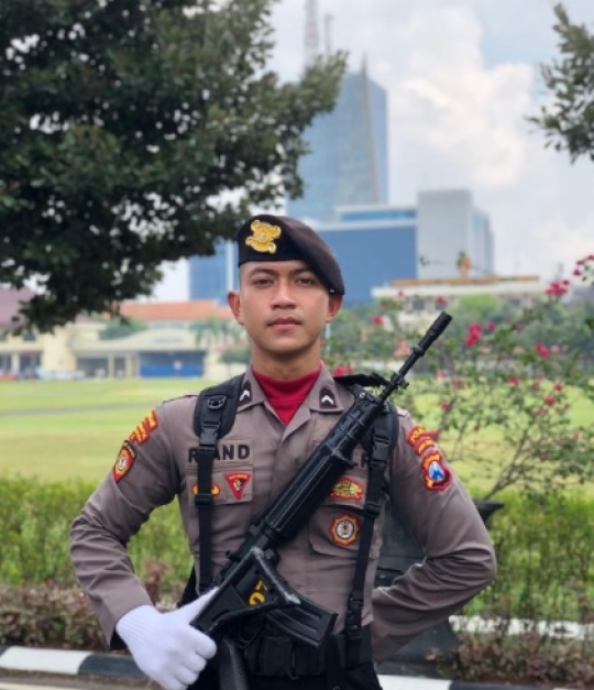 Mengenal Ryan D Polisi Berbadan Atletis, Aksi Push Up Beragam Gayanya Jadi Sorotan