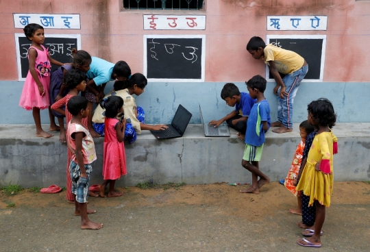 Keterbatasan Internet dan Gadget Membuat Anak-Anak Ini Belajar di Dinding Rumah