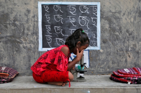 Keterbatasan Internet dan Gadget Membuat Anak-Anak Ini Belajar di Dinding Rumah