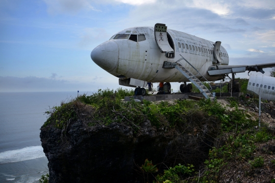 Penampakan Bangkai Pesawat 'Parkir' di Ujung Tebing Bali